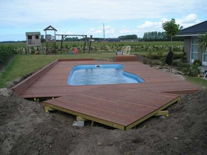 Træterrasse under konstruktion omkring pool