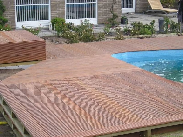 Nybygget træterrasse omkring swimmingpool