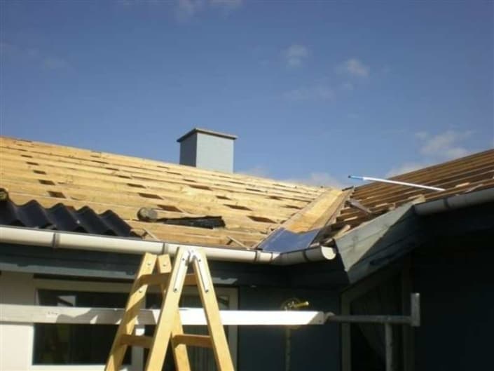 Igangværende isoleringsarbejde på tag