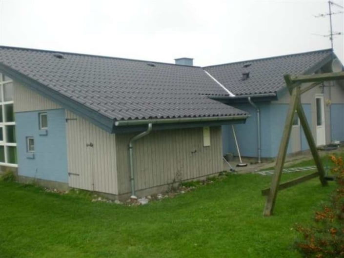 Gråt hus med blå vægge